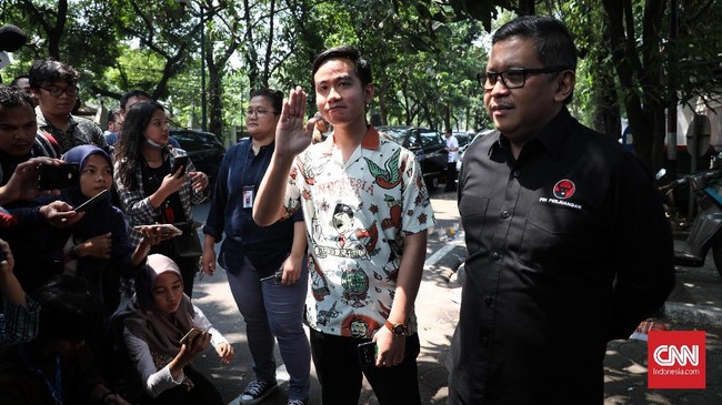 Putra Sulung Presiden RI Joko Widodo (Jokowi), Gibran Rakabuming didampingi sekjen Pdip Hasto usai mendatangi rumah Ketum PDIP Megawati Soekarnoputri, Jakarta Pusat, 24 Oktober 2019. CNN Indonesia/ Safir Makki