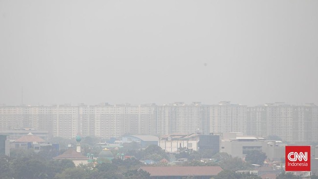 Kabut polusi udara menyelimuti langit Jakarta, Kamis (10/9). CNN Indonesia/Adi ibrahim